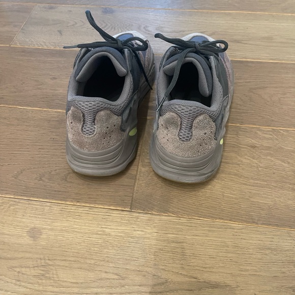 Authentic Yeezy 700 color Muave
Size US 9
Worn couple of times - Picture 4 of 5